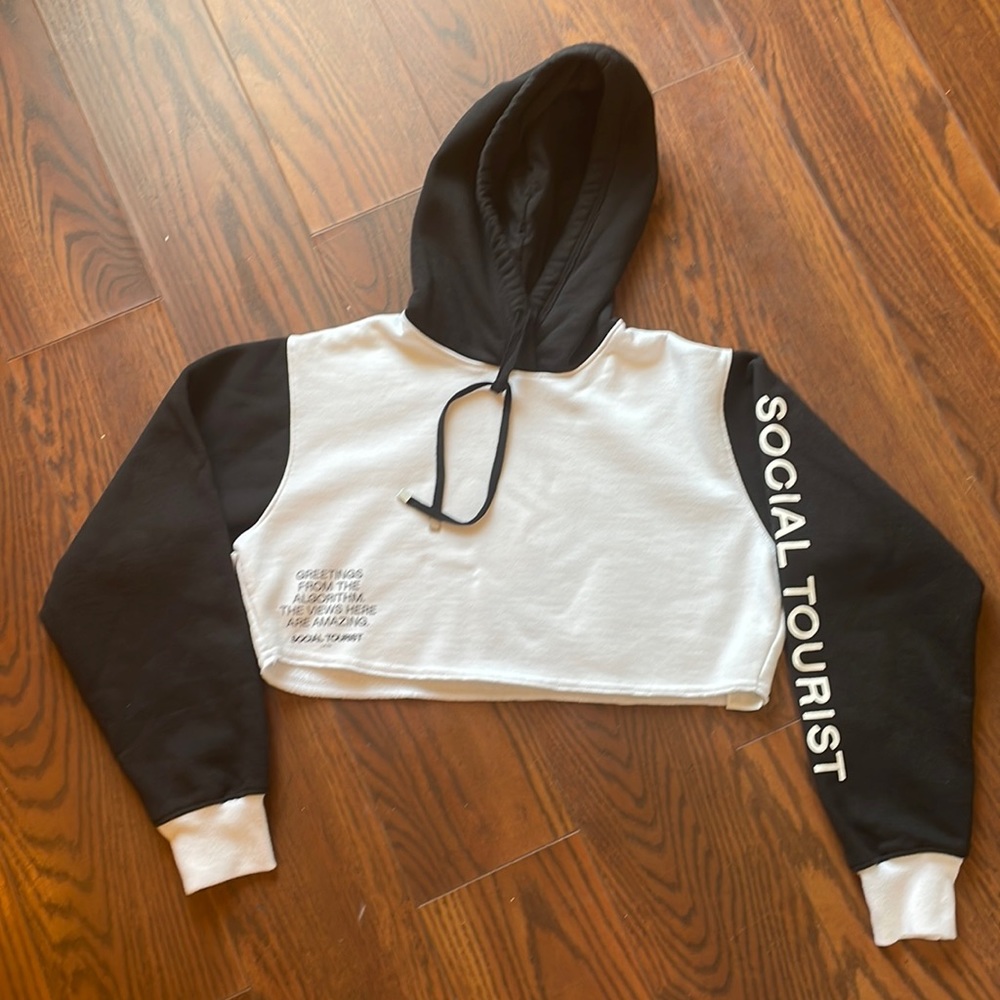social tourist crop top hoodie sweater size xsmall juniors black and white